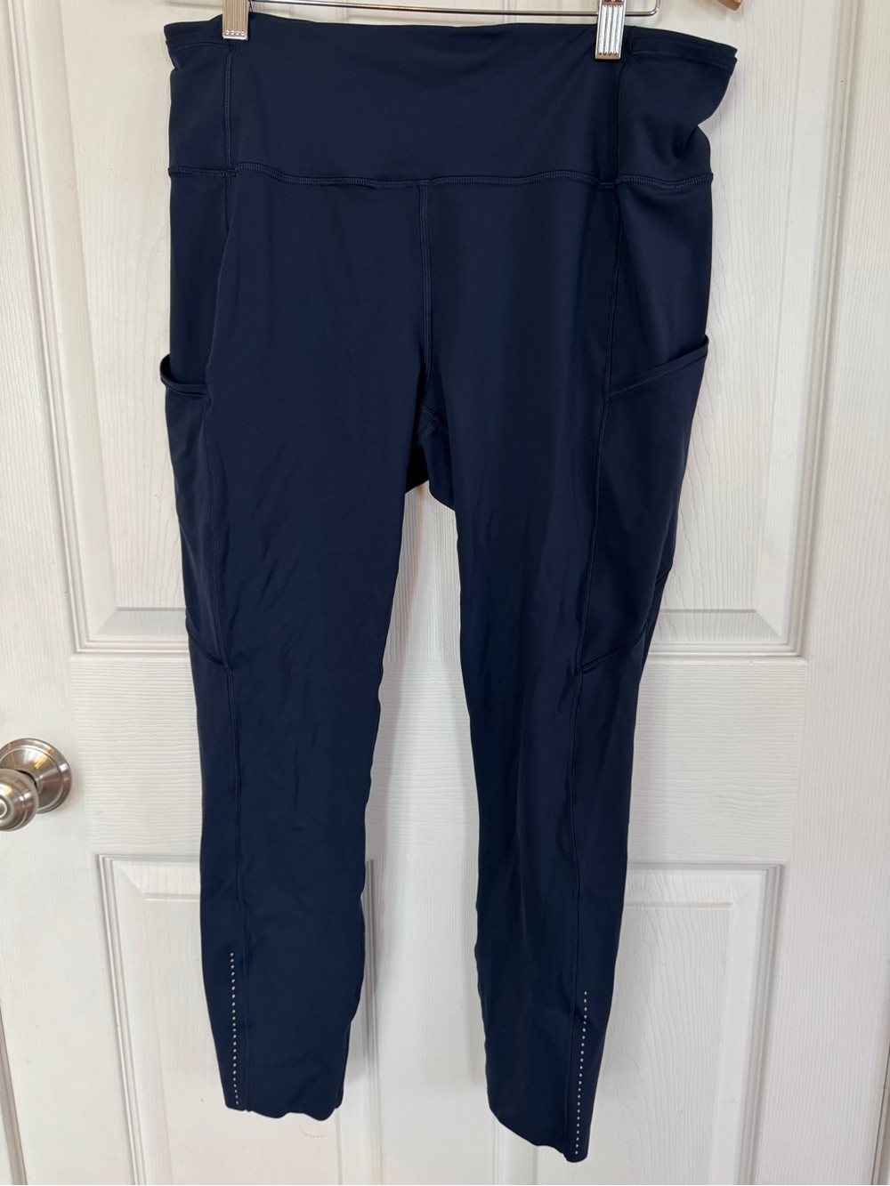 Lululemon High-Waist Navy Athletic Leggings with Side Pockets